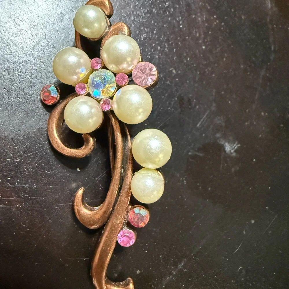 Vintage Flower  Brooch/Pin with  Pink And Clear‎ Rhinestones & Faux Pearls